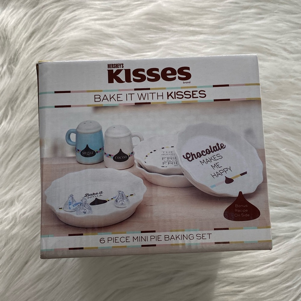 NEW in Box-HERSHEY’S Kisses 6pc Mini Pie Bake Set
